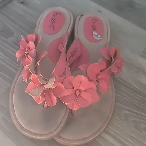 b.o.c. Women's Sandals 8M Red Pink Floral Flip Flop Flower Vegan Leather Shoes - Picture 3 of 9